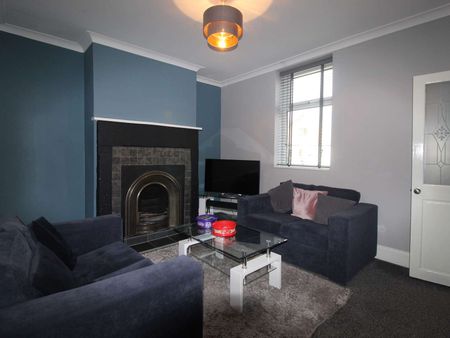 Large double room in shared house in Morley - available soon! - Photo 5