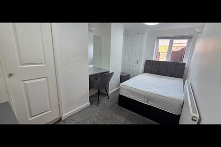 1 Bed Flat, Kirkstall Lane, LS5 - Photo 3
