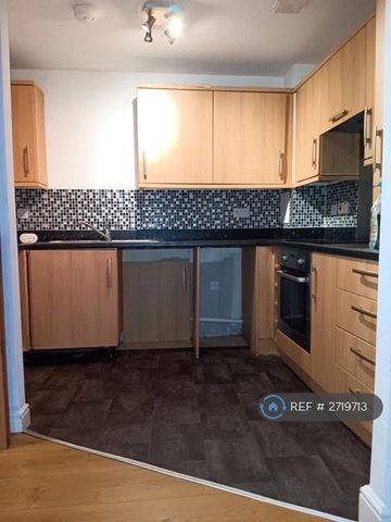 2 bedroom flat to rent - Photo 2