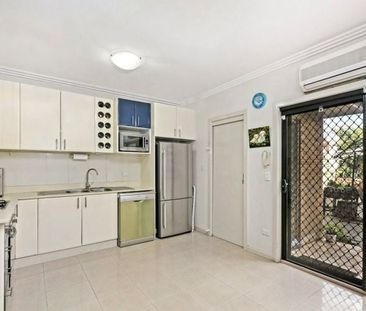 Modern 3 Bedroom Townhouse - Photo 4