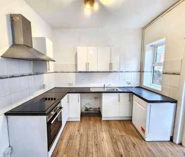 3 bedroom end of terrace house to rent - Photo 4