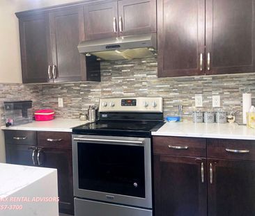 SPACIOUS 3 BED, 2.5 BATH, 2-STOREY HALF DUPLEX WITH AN ATTACHED SIN... - Photo 6