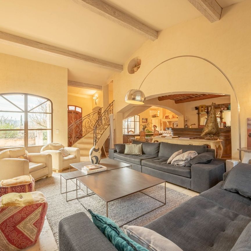 Location Maison Aix-en-Provence 8 Pièces 353 m² - Photo 1