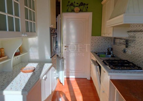 Ardeatina-Divino Amore: Quiet, charming rustic villa, big and well-curated garden, 3 beds, 1 study, 3 baths, living room, kitchen, with terraces , AC and parking space. Ref 2322