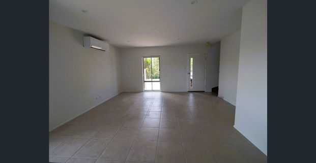 Beautiful Large Townhouse! - Photo 1