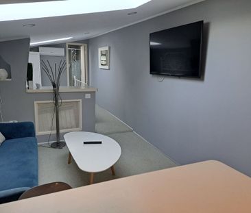 Studio cochet de închiriat în mansardă, inima orașului! - Fotografie 2