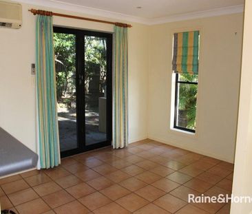 3 Level Townhouse, Great location - Photo 3