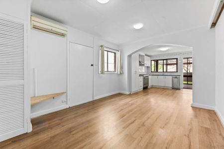 Stylish Light-Filled Apartment in Prime Lifestyle Location - Photo 2