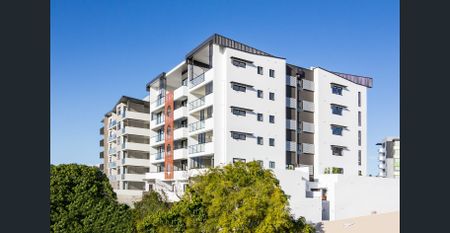 Recently Refurbished , Air-filled 1 bedroom apartment in the heart of Nundah - Photo 2