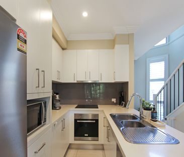 Modern Light-Filled Townhouse Opposite Tuckwell Park - Photo 3