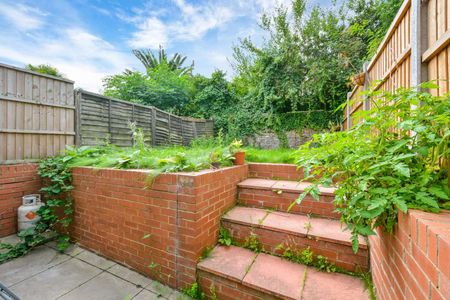 Large five bedroom period house in the popular Chisenhale conservation area. - Photo 3