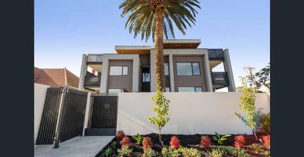 CONTEMPORARY TWO BEDROOM APARTMENT IN ST KILDA EAST! - Photo 1