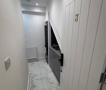 Studio Flat, London, SW19 - Photo 1