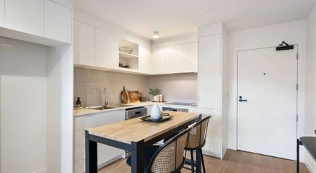 Modern Ground-Floor 2 Bedroom Apartment with Private Sun-Filled Courtyard - Photo 4