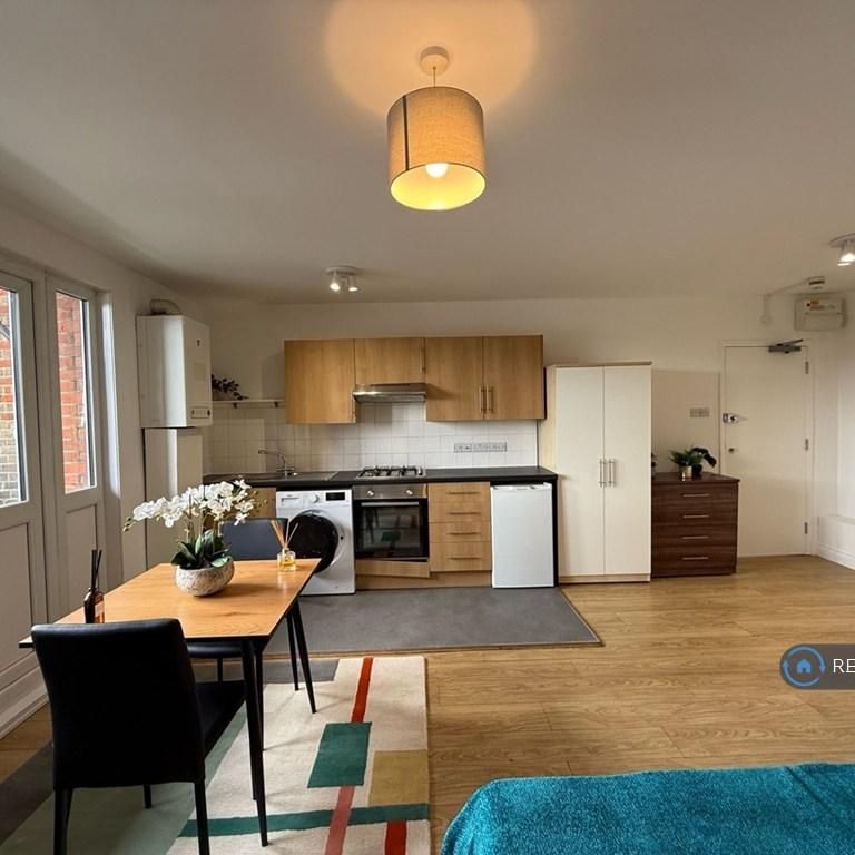 Studio to rent - Photo 1