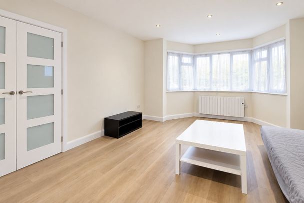 4 Bed Flat, Sinclair Grove, NW11 - Photo 1