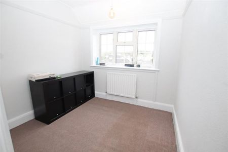 3 bedroom flat to rent - Photo 2