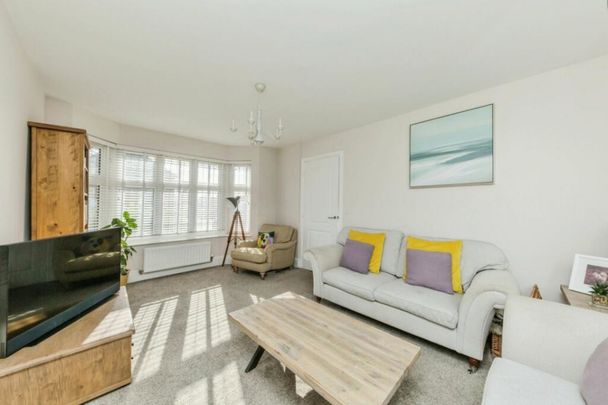 3 bedroom Semi-detached house to rent - Photo 1