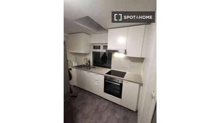 Room for rent in 5-bedroom house in Ballybough, Dublin - Photo 4