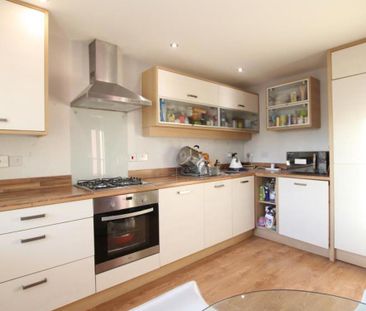 ** STUDENT HOUSE!!!!! Five bedrooms and fully furnished available f... - Photo 6