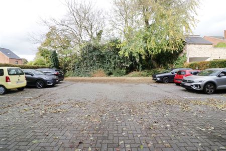 Appartement, twee slaapkamers, autostaanplaats in centrum - Photo 2
