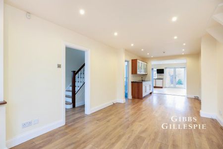 4 bedroom semi-detached house to rent - Photo 2