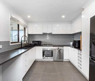 Renovated 2 bedroom unit - 6mth lease - Photo 2