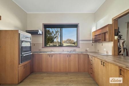 Charming 3-Bedroom Californian Bungalow – Close to All Amenities - Photo 2