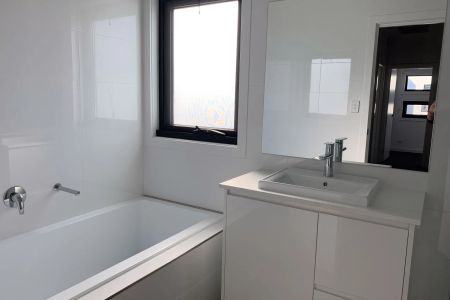 Modern 3 bedroom townhouse perfect summer location! - Photo 3