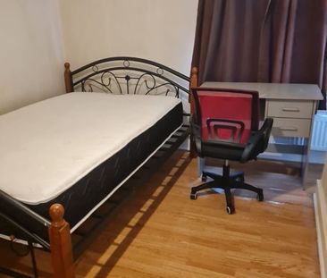Room in a Shared House, Spurling Road, SE22 - Photo 1