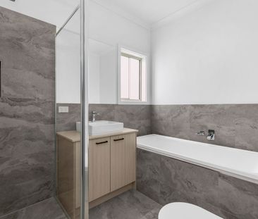 Very Stunning 4-Bedroom, 2-Bathroom Home with 2-Car Garage - Photo 4