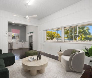 Beautiful 5 Bedroom Colonial Home in a Prime Location. - Photo 1