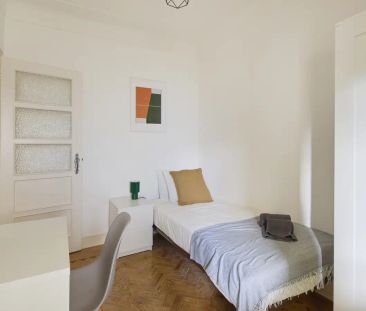 Room in a shared 5-bedroom apartment for rent in Lisbon for students or professionals - Photo 5