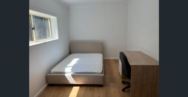Rooms available in share house! Furnished and all bills included! - Photo 1