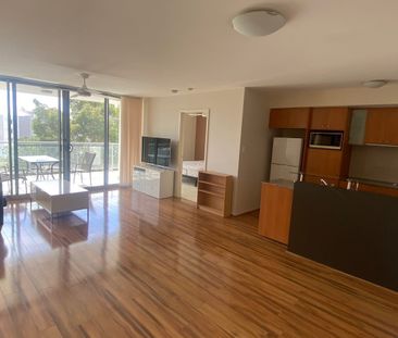 FURNISHED & CLOSE TO EVERYTHING YOU WILL REQUIRE... - Photo 1