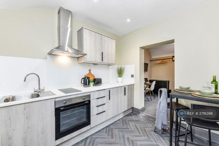 1 bedroom in a house share to rent - Photo 2