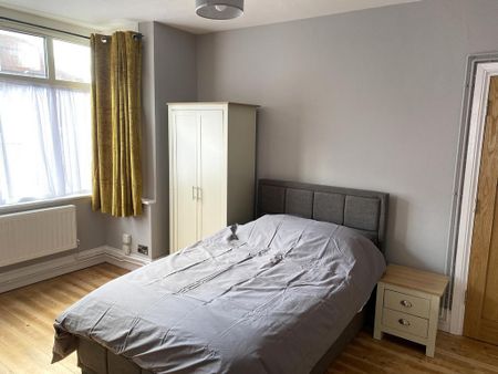 1 bedroom in a house share to rent - Photo 4