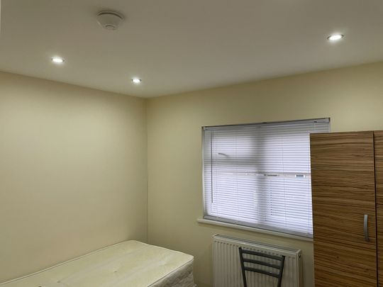 Room in a Shared House, Millais Road, E11 - Photo 1