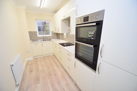 3 bedroom flat to rent - Photo 4