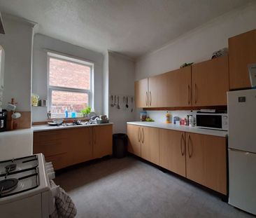 Perfect location on Burton Road! Room 1 - Photo 6