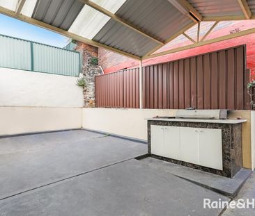 SPACIOUS & COMFORTABLE LIVING IN A CONVENIENT LOCATION! - Photo 5