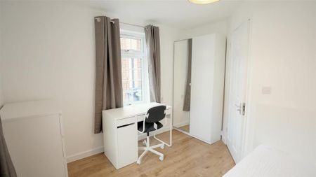 4 bedroom flat to rent - Photo 3