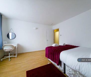1 bedroom in a flat share to rent - Photo 4