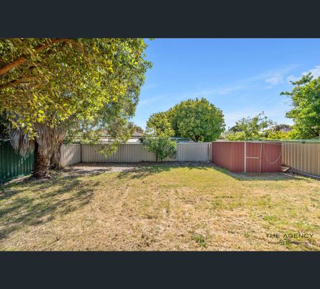 16 Navel Close, Seville Grove, WA 6112 - Photo 4