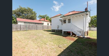 Charming 3-Bedroom Cottage in Prime Location - Photo 4