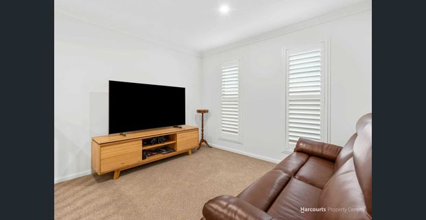 Modern, Stylish 2-Storey Townhouse in Prime Capalaba Location - Photo 1