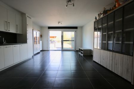 Ruim appartement met 2 slaapkamers, autostaanplaats en carport. - Photo 2