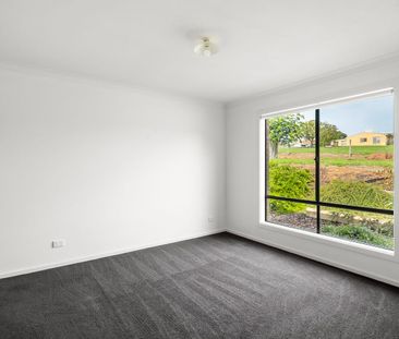 Easy Living in a Convenient Drouin Location - Photo 2