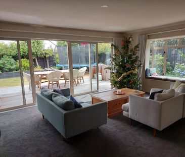 5 bedroom 3 bathroom family home - Photo 3