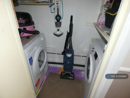 1 bedroom in a house share to rent - Photo 5